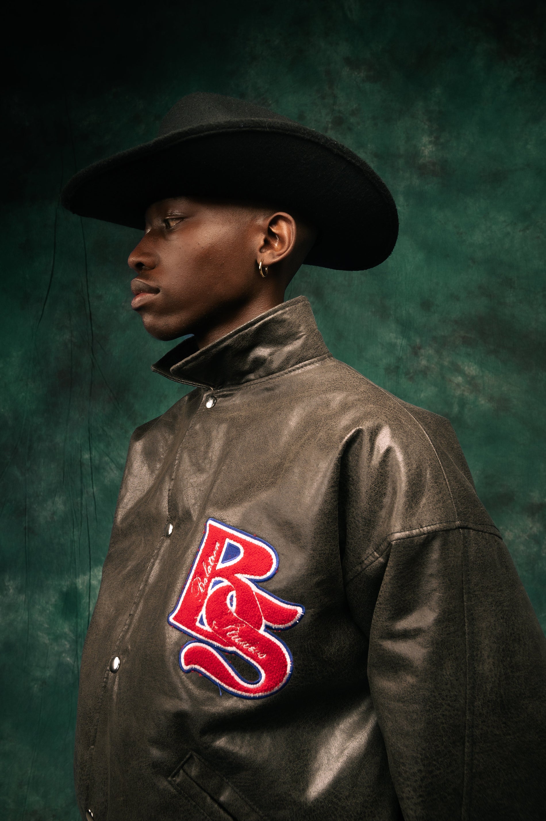 Winter outfits featuring an oversized black leather jacket styled with a wide-brim black hat for a bold streetwear look.